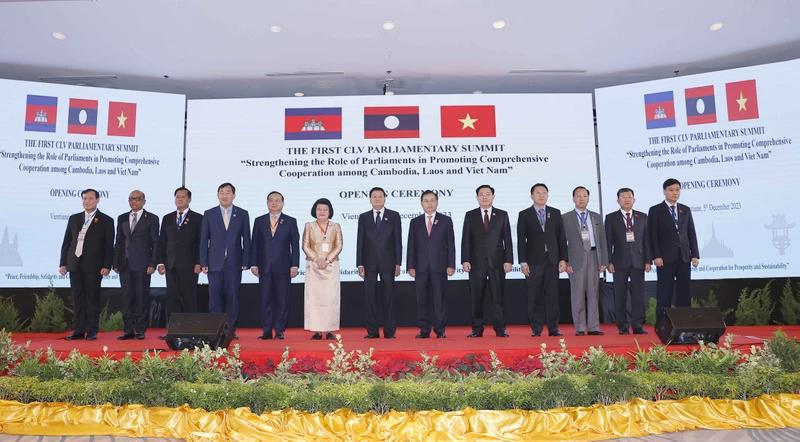 Chủ tịch Quốc hội Vương Đình Huệ, Tổng Bí thư và Chủ tịch nước Lào Thongloun Sisoulith, Chủ tịch Quốc hội Lào Saysomphone Phomvihane và Chủ tịch Quốc hội Vương quốc Campuchia Samdech Khuon Sudary với đại biểu chụp ảnh chung. Ảnh: quochoi.vn