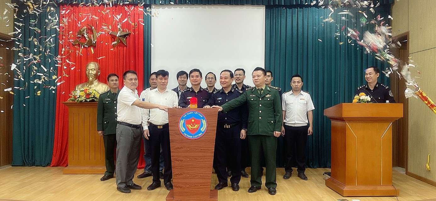 Các đại biểu nhấn nút vận hành chính thức Phần mềm.
