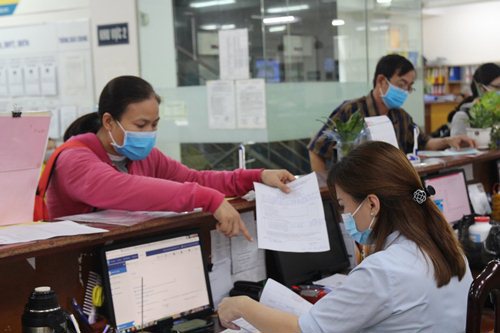 Hiện nay, các TTHC thuộc thẩm quyền giải quyết của BHXH Việt Nam không còn TTHC nào quy định về việc cung cấp, xuất trình sổ hộ khẩu, sổ tạm trú.