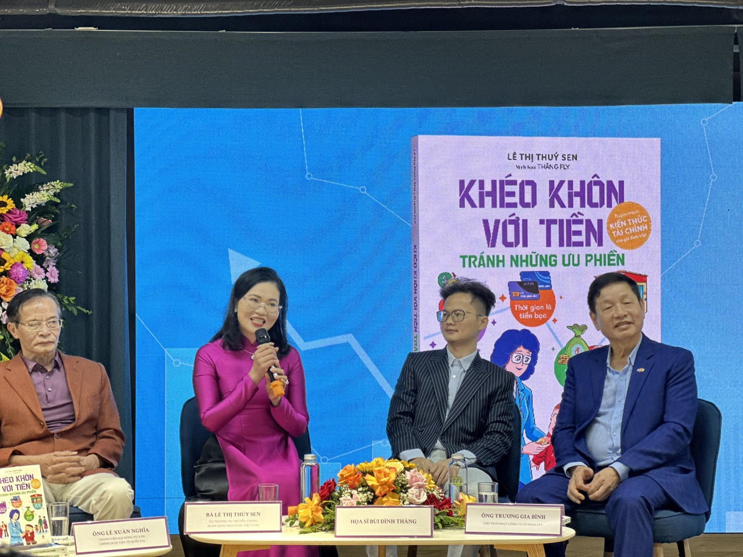 Tác giả Lê Thị Thúy Sen trong buổi ra mắt sách "Khéo khôn với tiền - Tránh những ưu phiền".