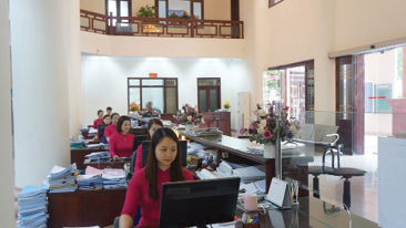 Cán bộ, công chức KBNN tập trung xử lý hồ sơ đề nghị thanh toán vốn đầu tư công