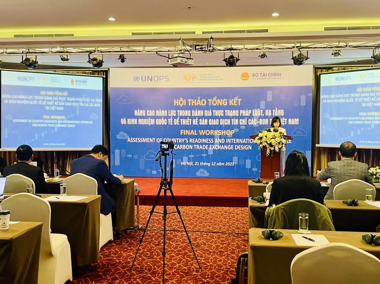 Bà Tô Nguyễn Cẩm Anh - Phó Vụ trưởng Vụ Pháp chế (Bộ Tài chính) phát biểu khai mạc hội thảo.