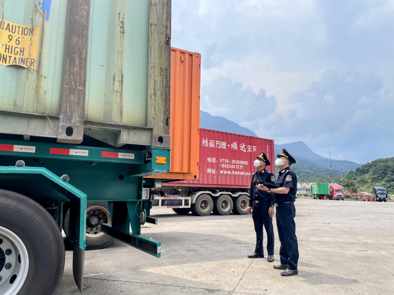 Cán bộ Hải quan Quảng Bình giám sát phương tiện xuất nhập cảnh.