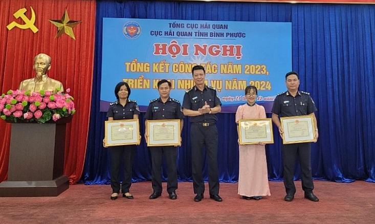 Cục trưởng Nguyễn Văn Lịch trao danh hiệu Chiến sĩ thi đua cấp cơ sở cho các cá nhân đạt thành tích trong công tác. Ảnh: HQBP