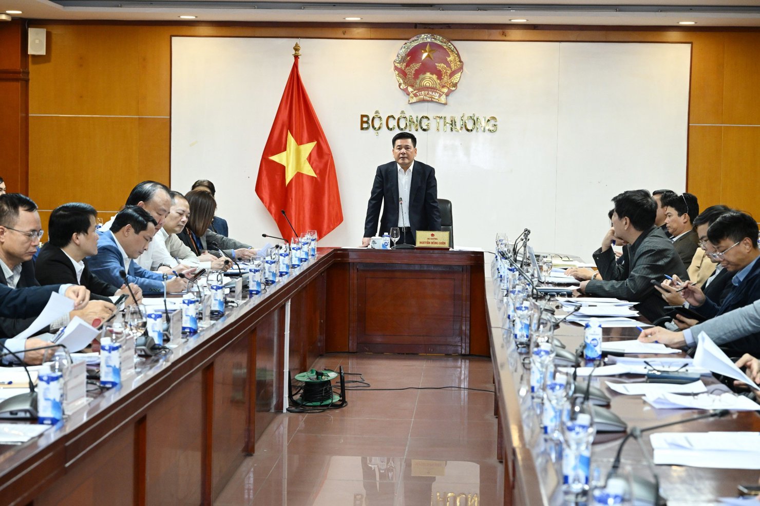 Bộ trưởng Nguyễn Hồng Diên chủ trì cuộc họp với đại diện các Bộ, ngành, địa phương, các doanh nghiệp đầu mối kinh doanh xuất khẩu, nhập khẩu xăng dầu trong nước.