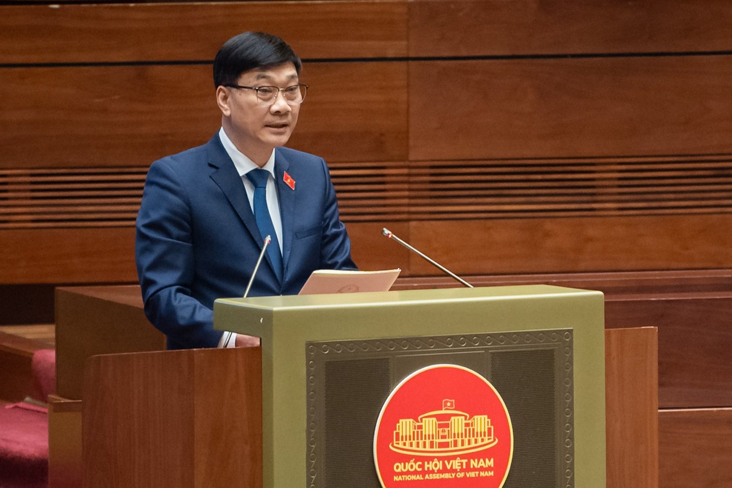 Chủ nhiệm Ủy ban Kinh tế của Quốc hội Vũ Hồng Thanh trình bày Báo cáo giải trình, tiếp thu, chỉnh lý dự thảo Luật Các tổ chức tín dụng (sửa đổi).