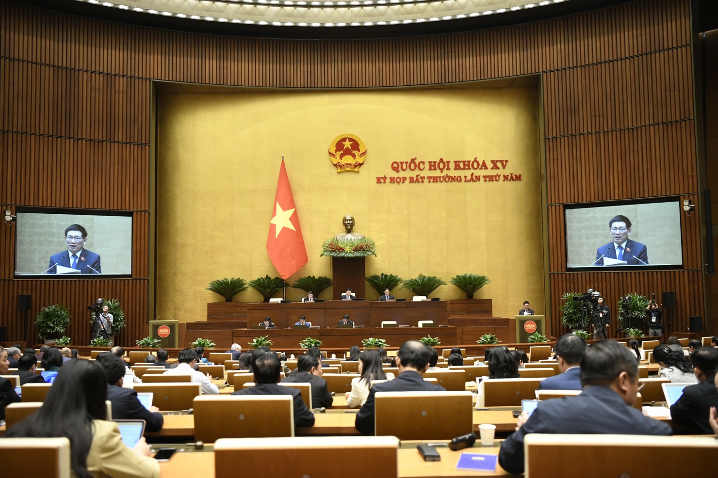 Bộ trưởng Bộ Tài chính Hồ Đức Phớc báo cáo tại phiên họp.