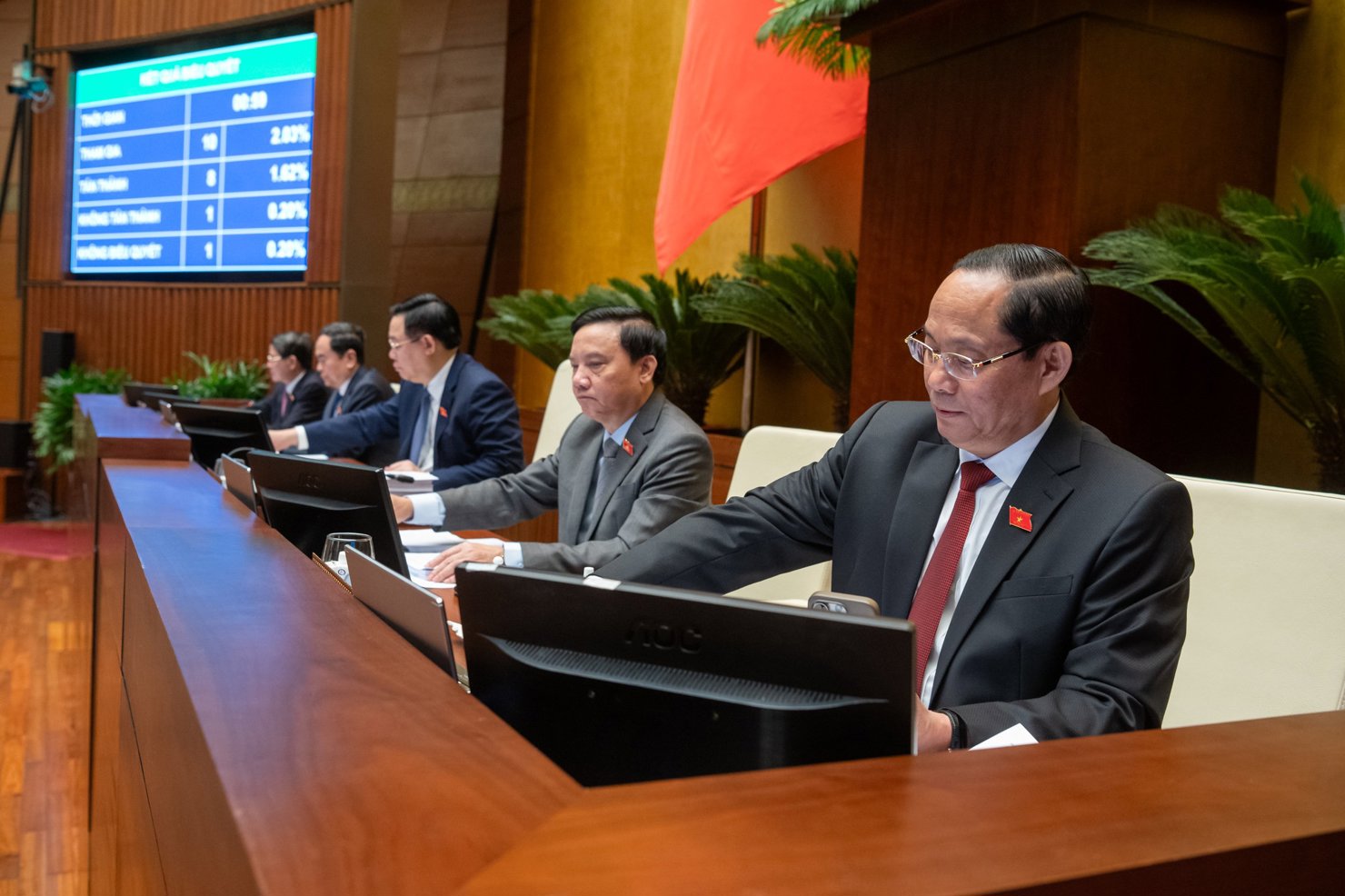 Các đại biểu bấm nút biểu quyết.