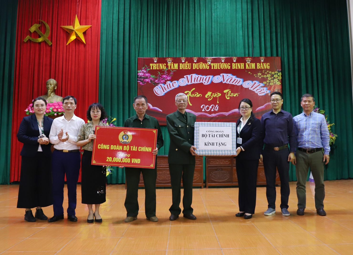 Công đoàn Bộ Tài chính tặng quà cho Trung tâm điều dưỡng Thương binh Kim Bảng. 