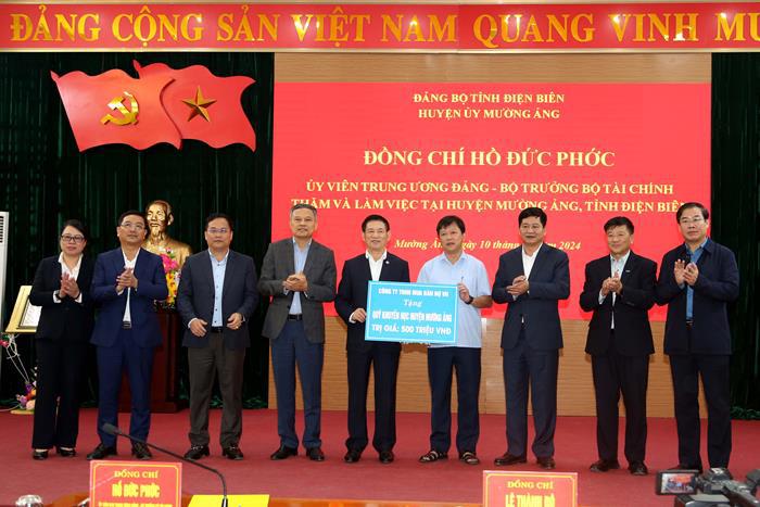 Bộ trưởng Bộ Tài chính Hồ Đức Phớc trao tài trợ cho Quỹ Khuyến học huyện Mường Ảng, tỉnh Điện Biên