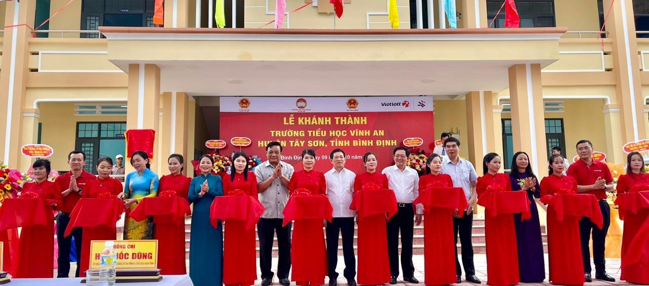 Bộ trưởng Bộ Tài chính Hồ Đức Phớc, Bí thư Tỉnh uỷ tỉnh Bình Định Hồ Quốc Dũng, cùng đại diện Vietlott và các cấp chính quyền địa phương tỉnh Bình Định cắt băng khánh thành trường Tiểu học Vĩnh An.