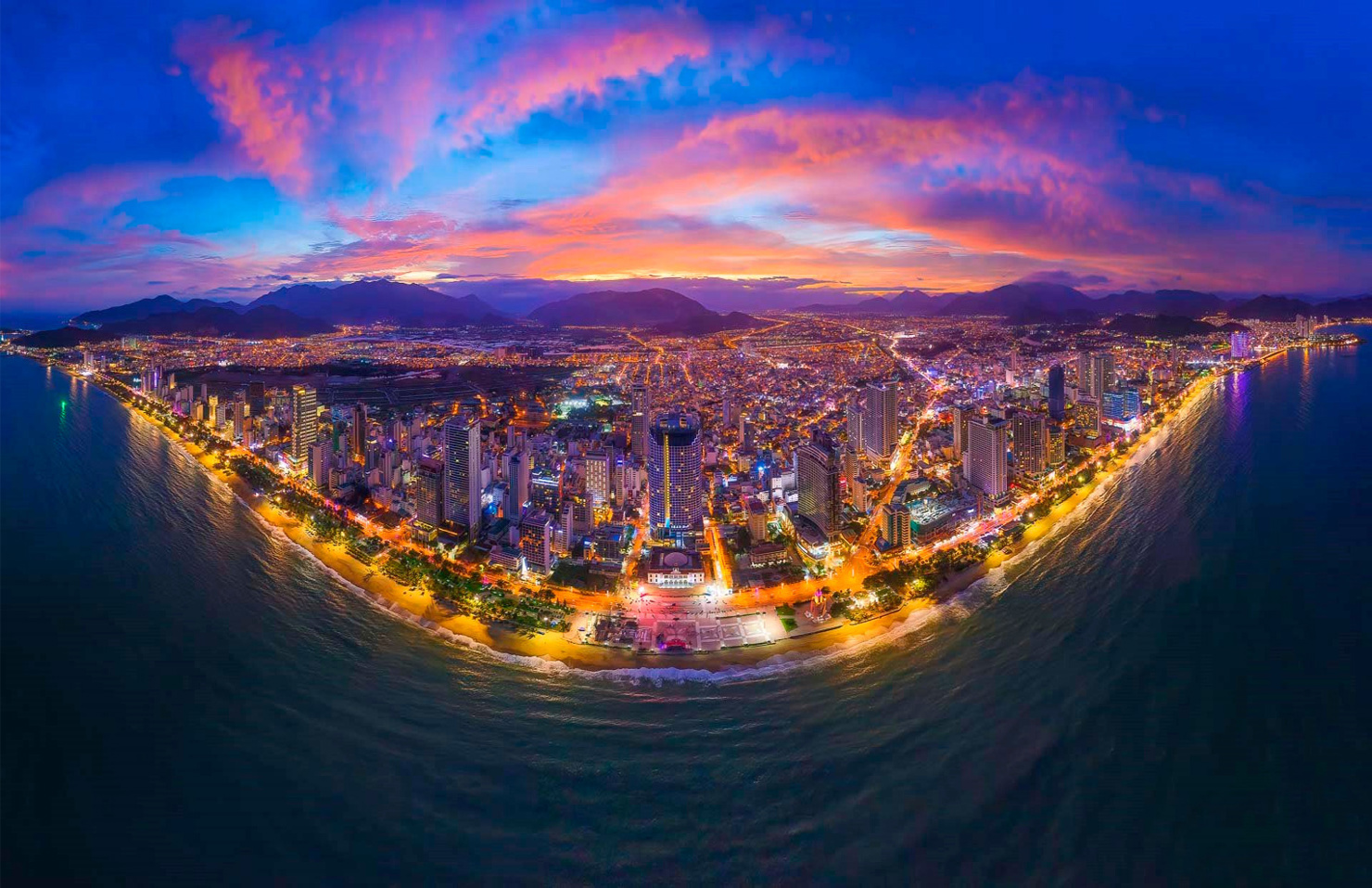 Hoàng hôn trên phố biển Nha Trang, tỉnh Khánh Hòa. Ảnh: Vương Mạnh Cường/nhiepanhdoisong.vn