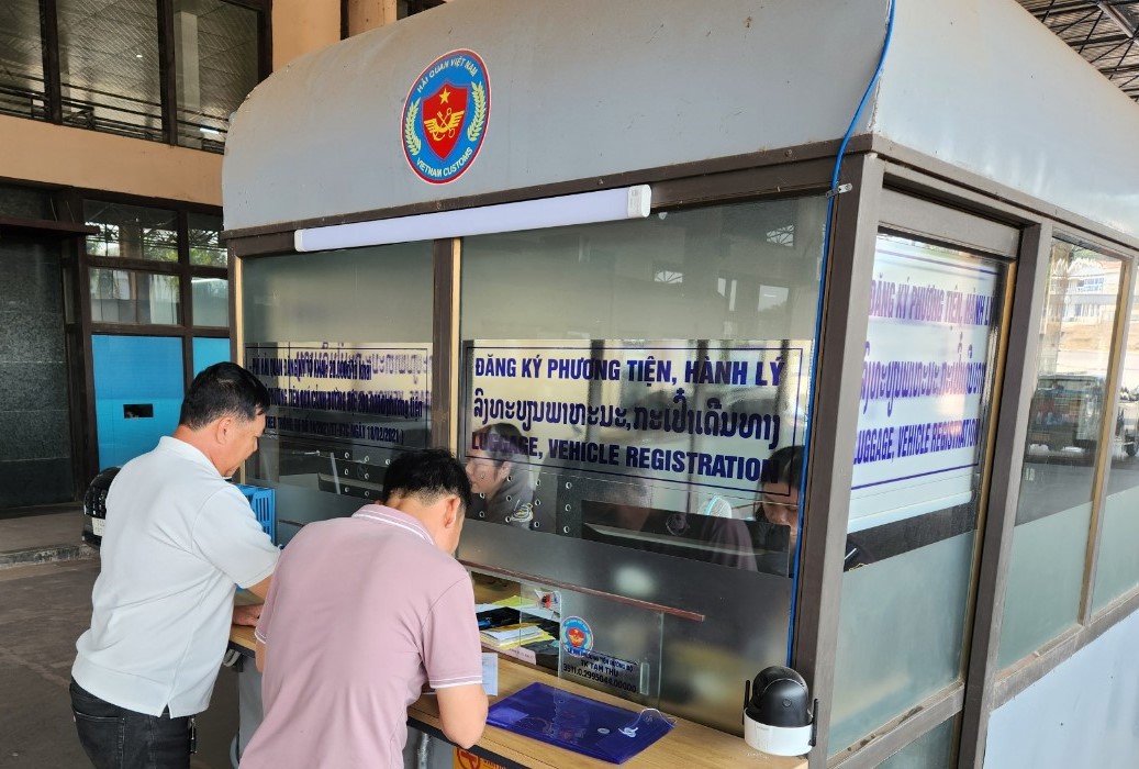 Lực lượng hải quan tăng cường quân số đảm bảo thông quan nhanh chóng. Ảnh: Hải quan Quảng Trị
