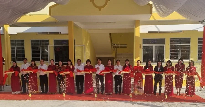 Các đại biểu cắt băng khánh thành công trình khối 08 phòng học thuộc trường THCS Nguyễn Trãi, thành phố Ngã Bảy