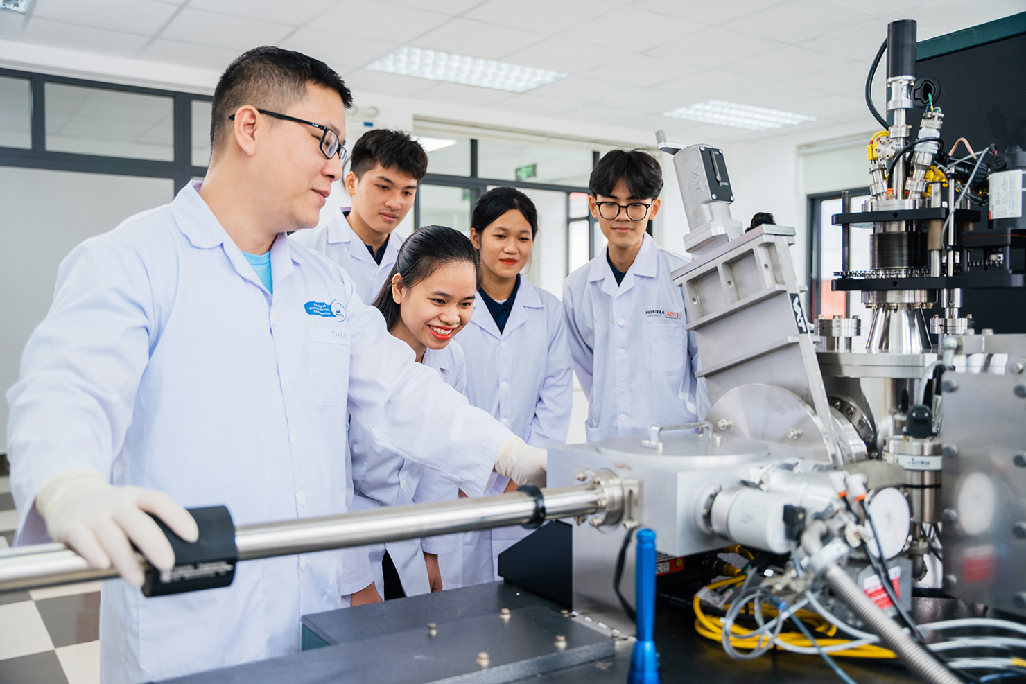 Sinh viên Khoa Khoa học và Kỹ thuật Vật liệu, Trường Đại học Phenikaa trong giờ thực hành. Nguồn: phenikaa-uni.edu.vn