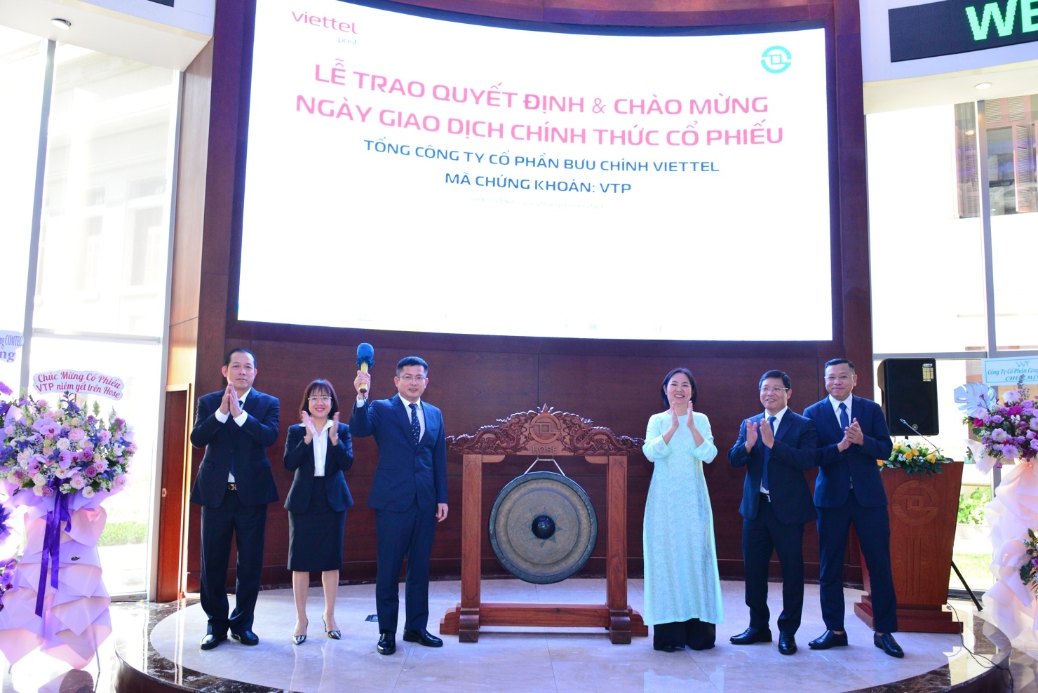 Đại diện Lãnh đạo HOSE chúc mừng phiên giao dịch đầu tiên của cổ phiếu VTP.