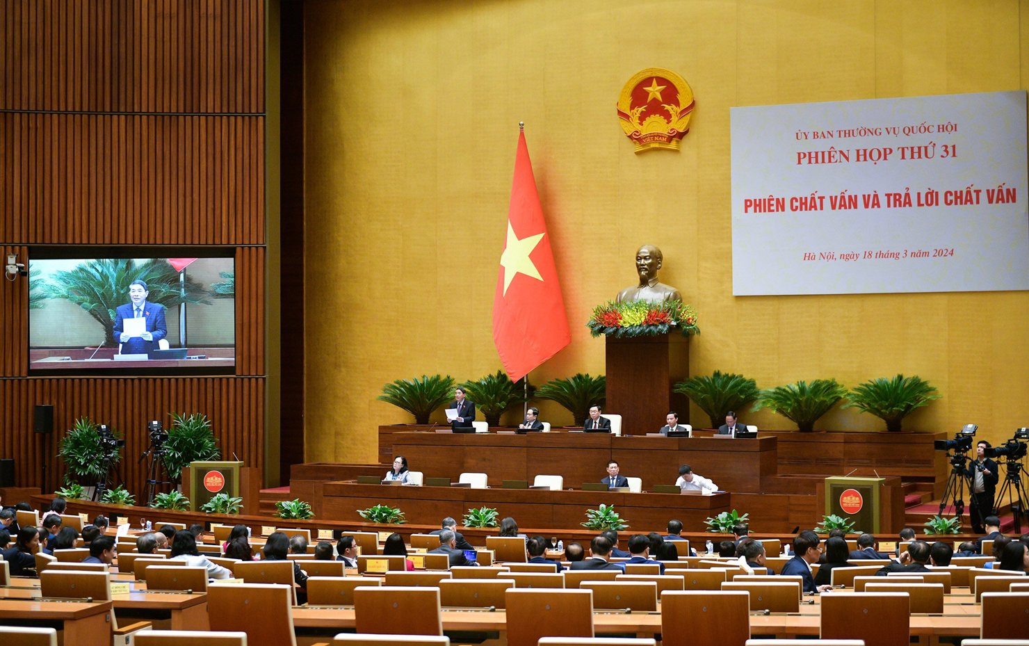 Quang cảnh Phiên chất vấn và trả lời chất vấn sáng 18/3.