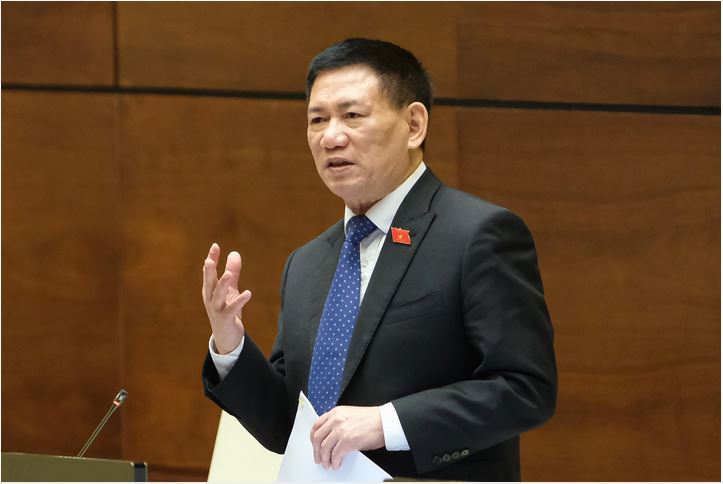 Bộ trưởng Bộ Tài chính Hồ Đức Phớc đăng đàn trả lời chất vấn của đại biểu Quốc hội. Ảnh: internet