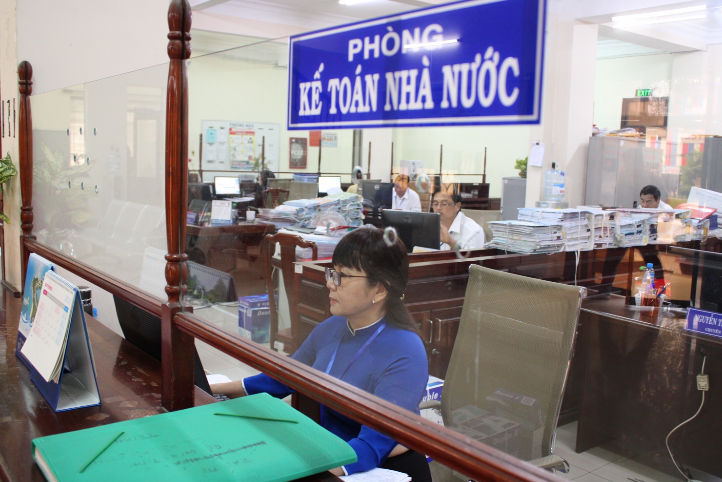 Hoạt động nghiệp vụ tại Kho bạc Nhà nước Bình Dương. Ảnh: Thùy Linh.