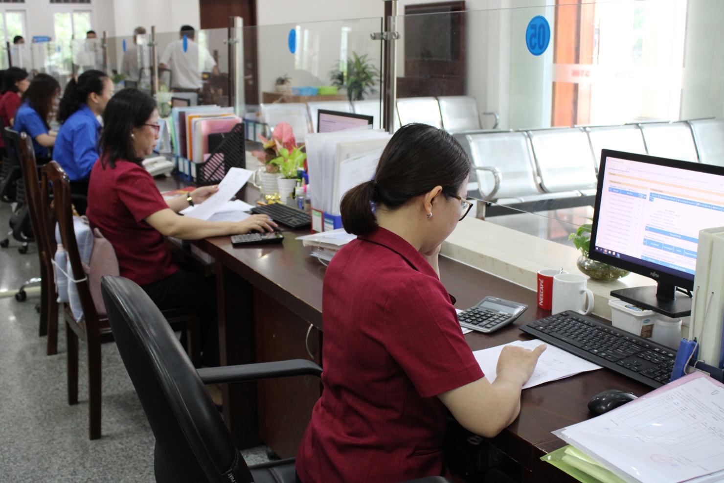 Hoạt động nghiệp vụ tại KBNN Đồng Nai. Ảnh: Thùy Linh.