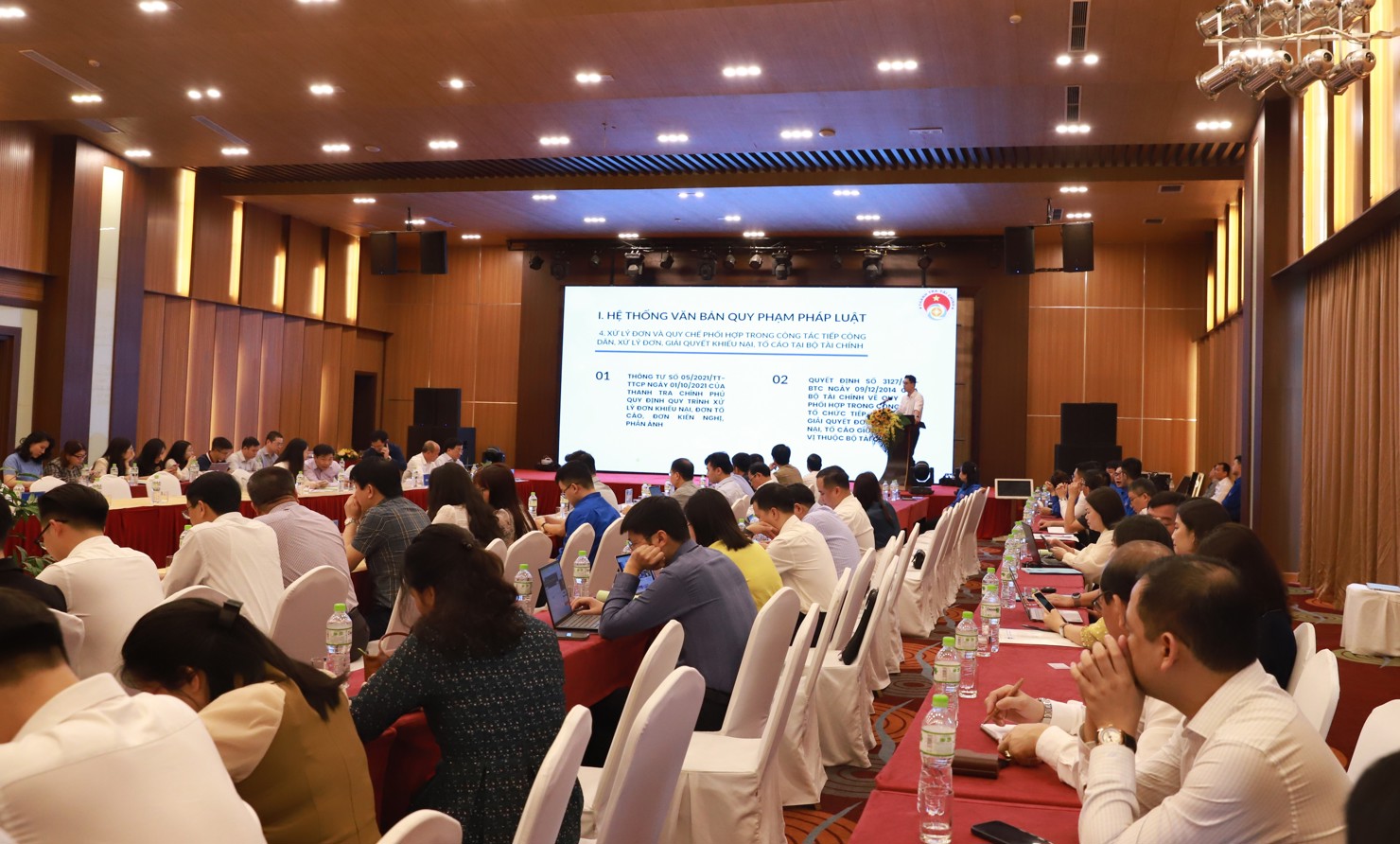 Toàn cảnh hội nghị.