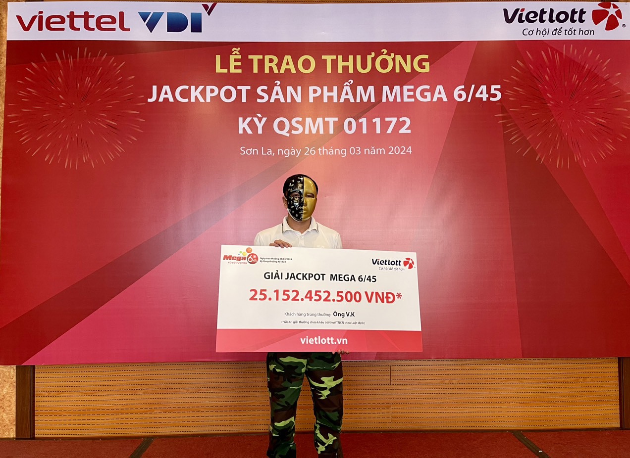 Trao giải cho ông V.K. với giá trị trúng thưởng 25,1 tỷ đồng. Ảnh: Vietlott