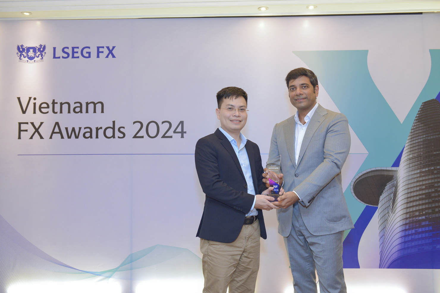 Đại diện BAOVIET Bank nhận giải thưởng “Best Newcomer”cho mảng thị trường ngoại hối năm 2023 do Sở Giao dịch chứng khoán London trao tặng.