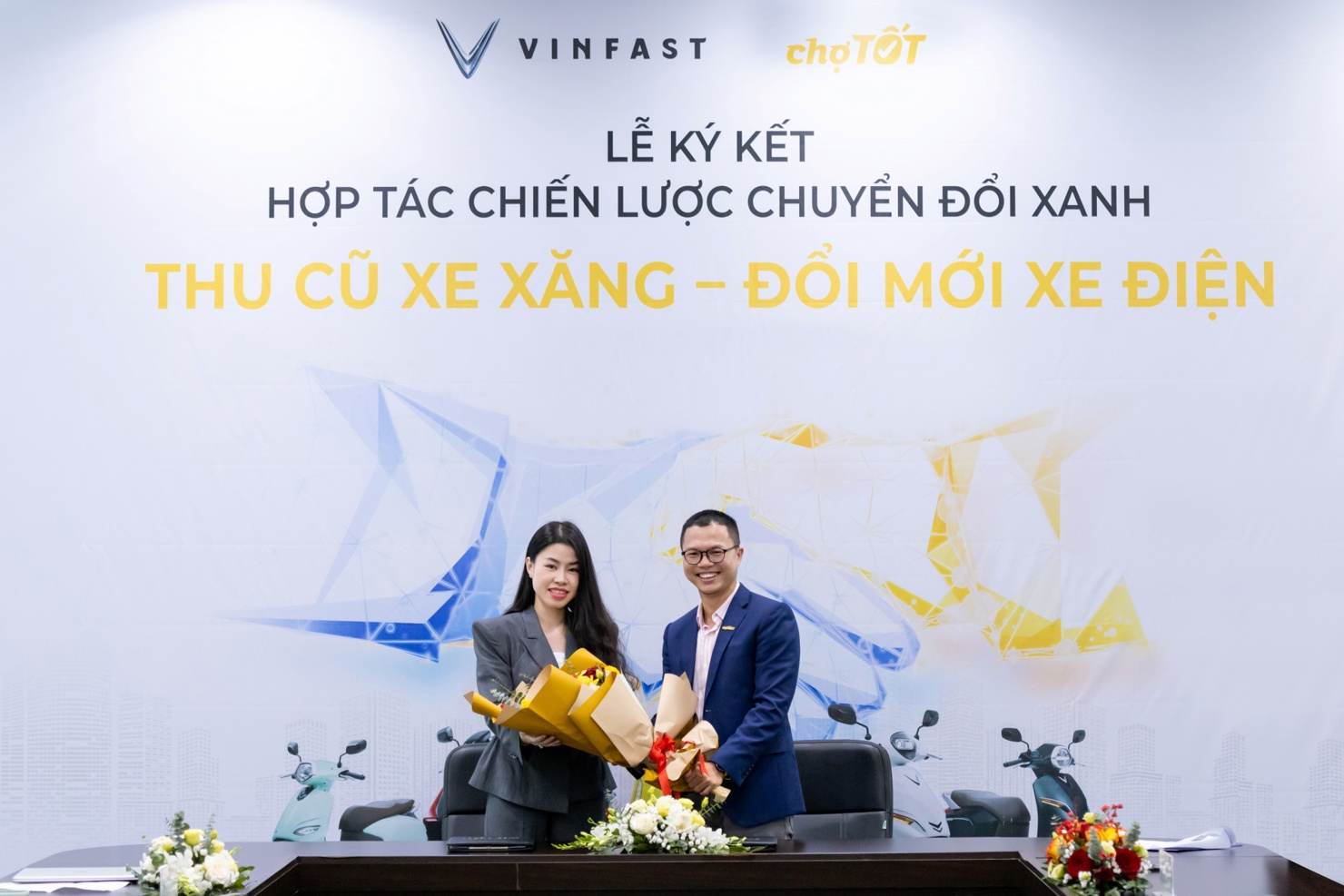 Bà Dương Thị Thu Trang - Tổng giám đốc VinFast Thị trường Việt Nam và ông Nguyễn Trọng Tấn - Tổng giám đốc Chợ Tốt tại lễ ký kết hợp tác. Ảnh: VFS