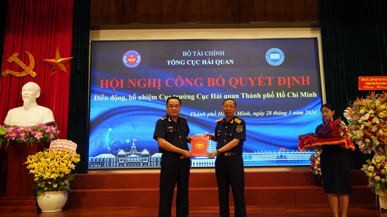 Tổng cục trưởng Tổng cục Hải quan Nguyễn Văn Cẩn trao quyết định điều động, bổ nhiệm cho tân Cục trưởng Nguyễn Hoàng Tuấn. Ảnh: T.D