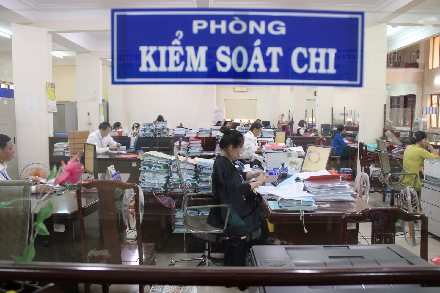 Hoạt động nghiệp vụ tại KBNN Bình Dương. Ảnh: Thùy Linh.
