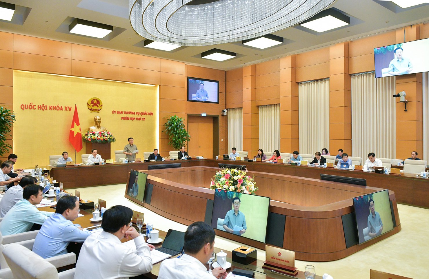 Quang cảnh Phiên họp chiều 15/4.