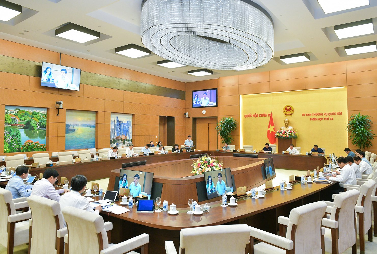 Quang cảnh Phiên họp chiều 17/4.