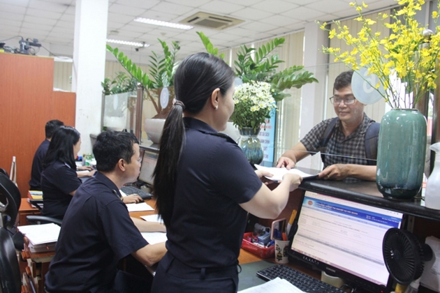Cán bộ Hải quan Cảng Sài Gòn khu vực 1 làm thủ tục cho doanh nghiệp. Ảnh: TTHT