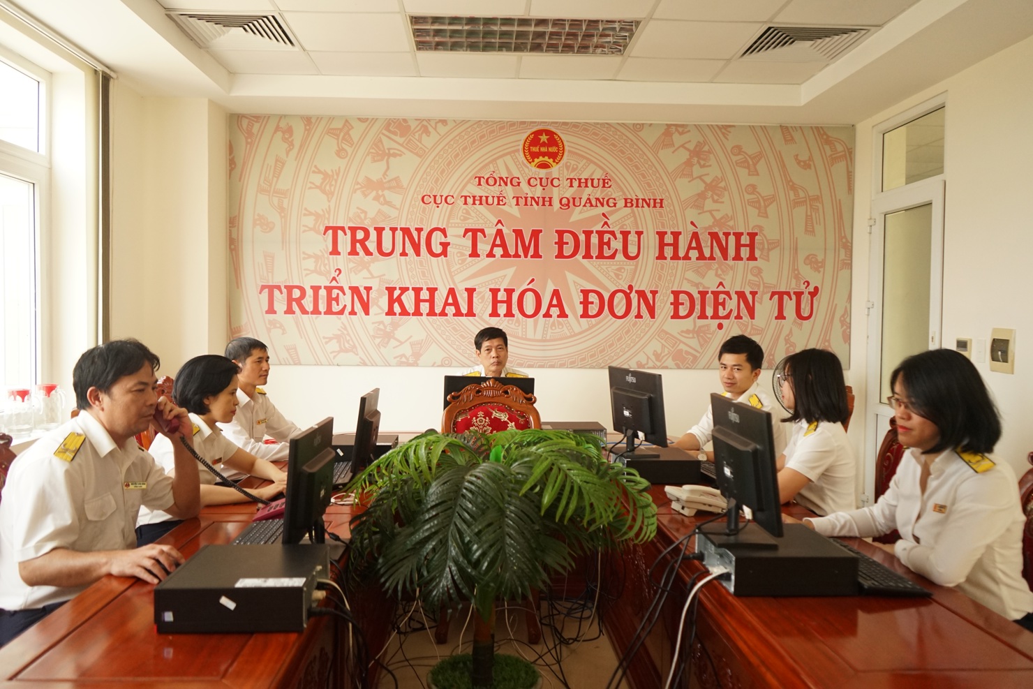 Cục Thuế Quảng Bình đã thành lập Tổ thường trực để trực tiếp tuyên truyền, hỗ trợ, hướng dẫn người nộp thuế thực hiện xuất HĐĐT khởi tạo từ MTT.