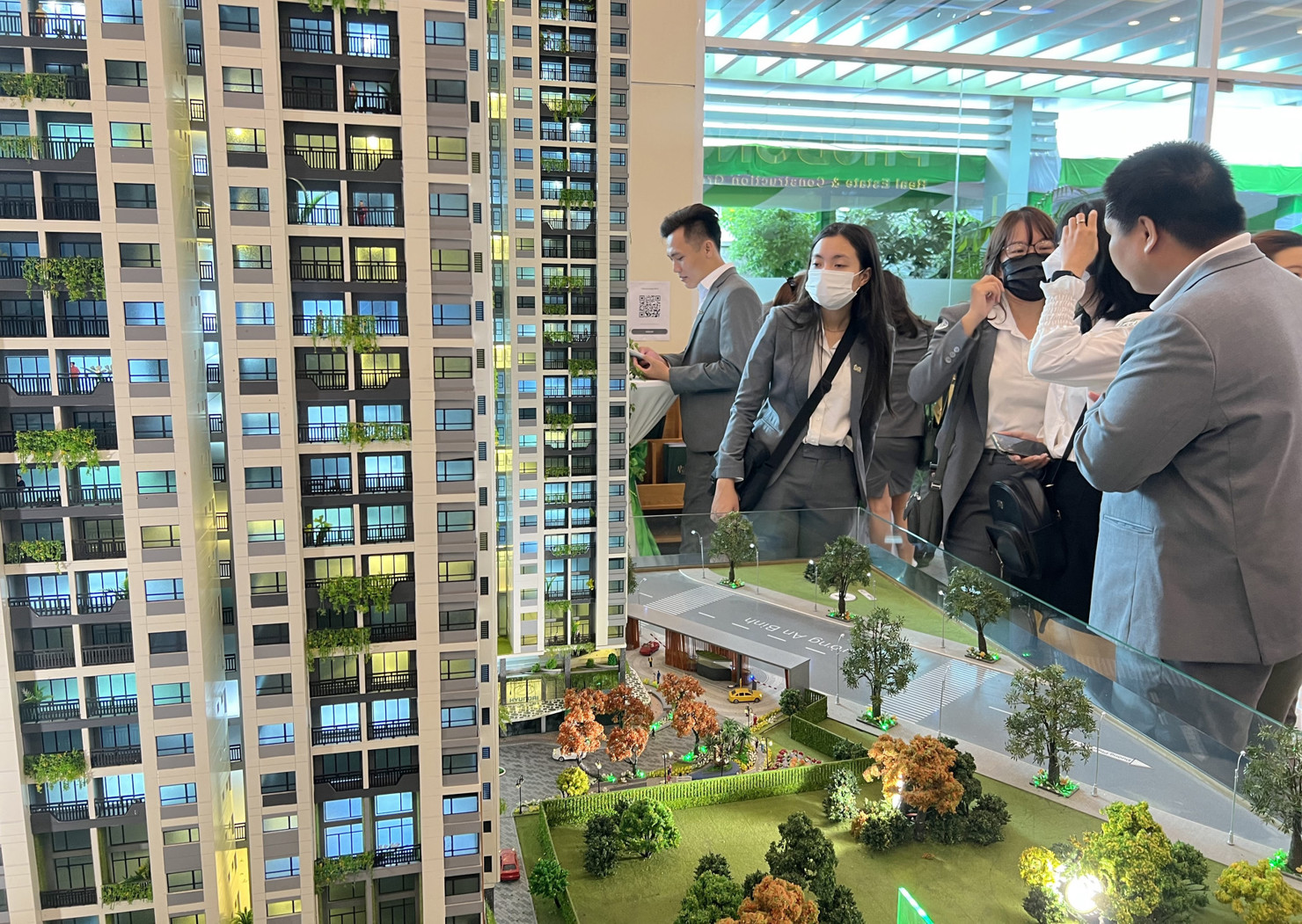 Việc các ngân hàng sẵn sàng đổ vốn vào thị trường bất động sản với mức lãi suất hấp dẫn tác động tích cực “kép" tới thị trường.