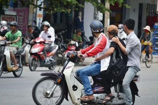 Hiện nay vi phạm an toàn giao thông của xe máy xảy ra rất nhiều. Do đó, cơ quan chức năng cần tăng cường kiểm soát, có hình thức xử phạt nguội đối với phương tiện này.