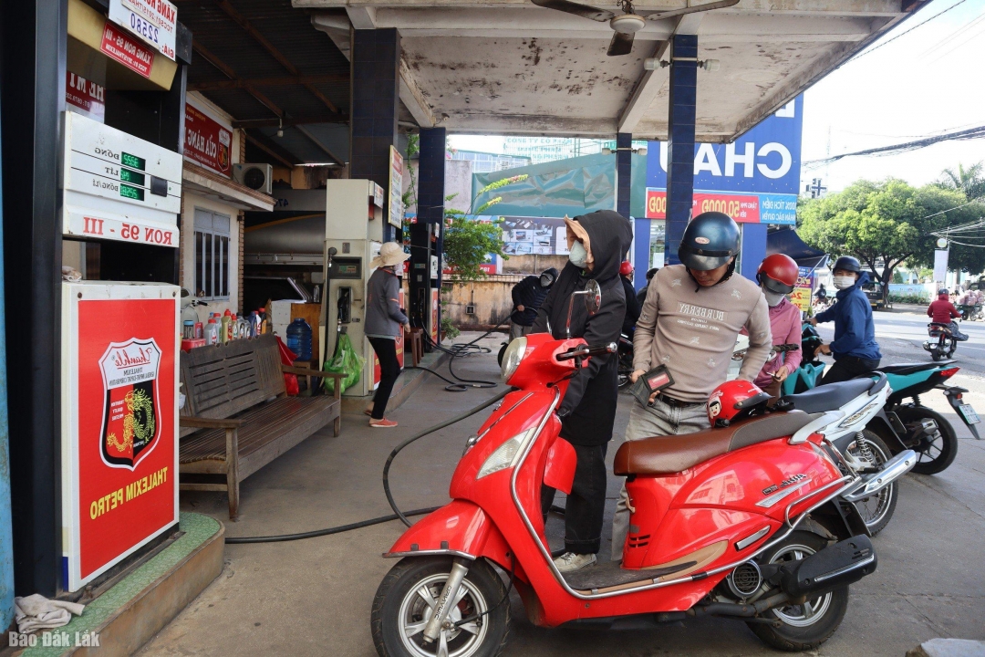 Giao dịch tại một cửa hàng xăng dầu trên địa bàn TP. Buôn Ma Thuột. Ảnh minh họa