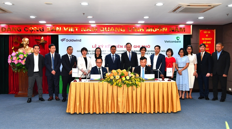 Ông Lê Ngọc Thái - Giám đốc Vietcombank Hà Nội và ông Nguyễn Thọ Quế - Giám đốc Tài chính Goldwind Việt Nam, (ngồi bên trái) ký kết thỏa thuận hợp tác giữa hai bên
