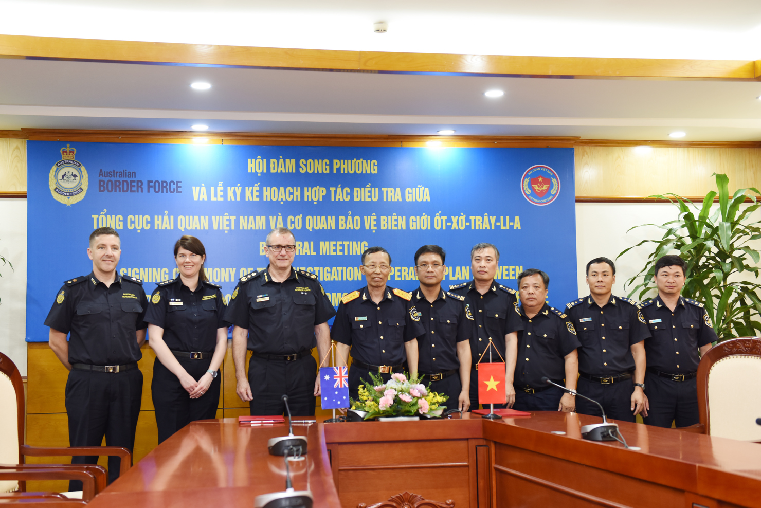 Các đại biểu chụp ảnh lưu niệm.