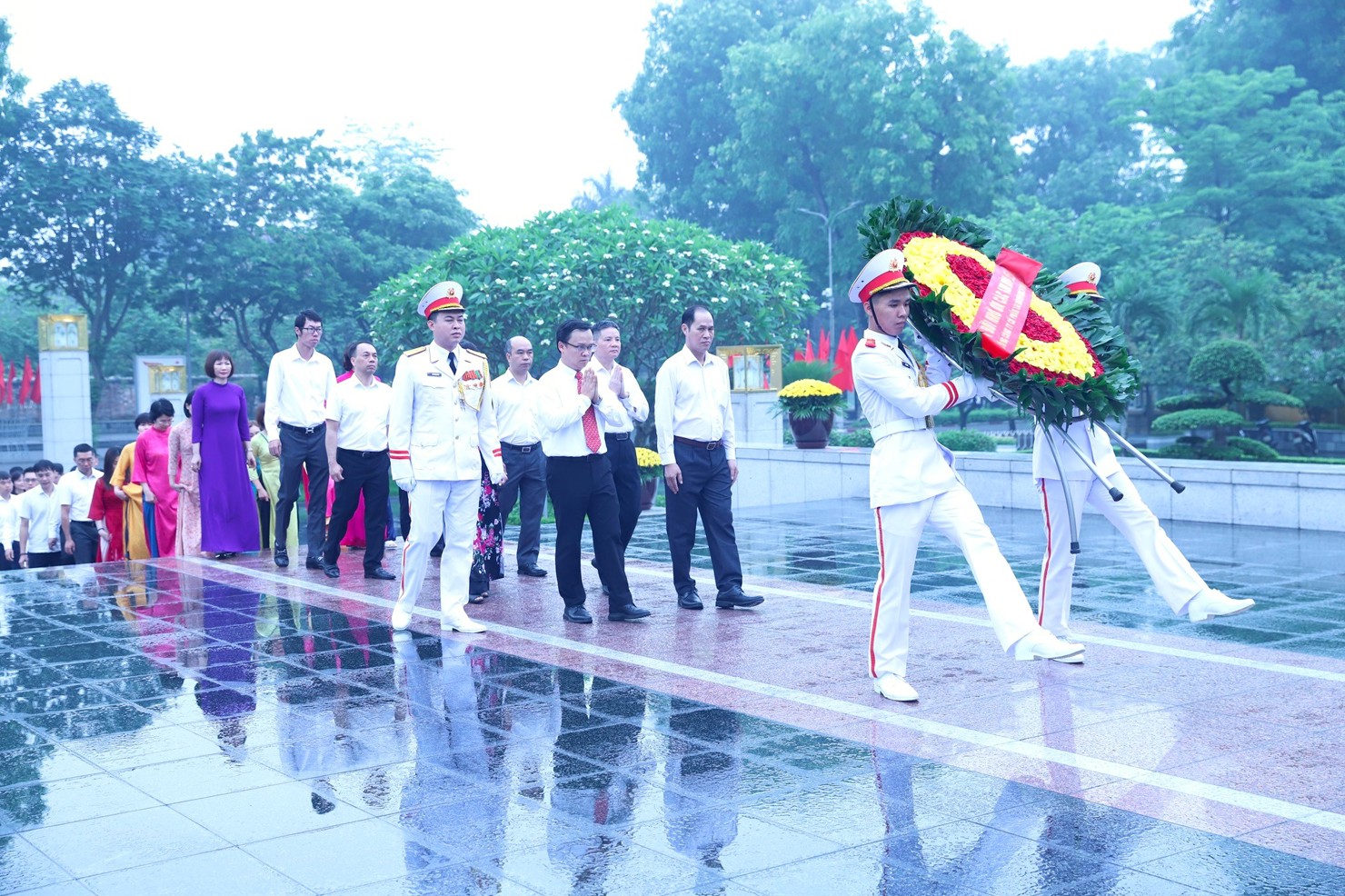 Đại diện Đảng ủy Bộ Tài chính, Chi bộ VINARE dẫn đoàn vào dâng hương tưởng niệm các Anh hùng liệt sĩ .