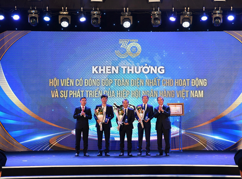 Ông Đỗ Việt Hùng - Thành viên HĐQT phụ trách hoạt động HĐQT đại diện Vietcombank (đứng giữa) nhận giải “Hội viên đóng góp toàn diện nhất trong hoạt động và sự phát triển của Hiệp hội Ngân hàng Việt Nam”.