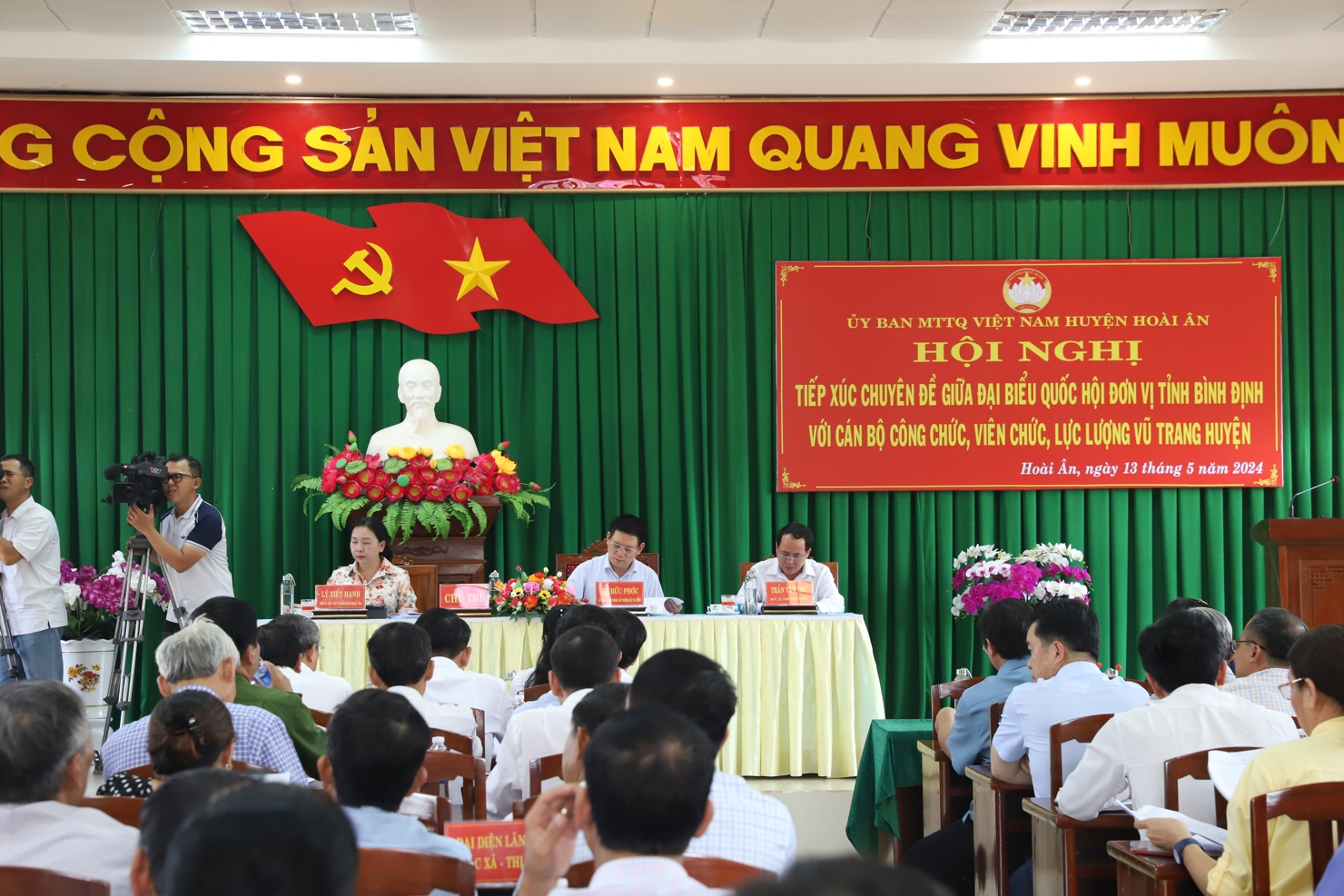 Toàn cảnh Hội nghị tiếp xúc cử tri tỉnh Bình Định. Ảnh: Thuỳ Linh.