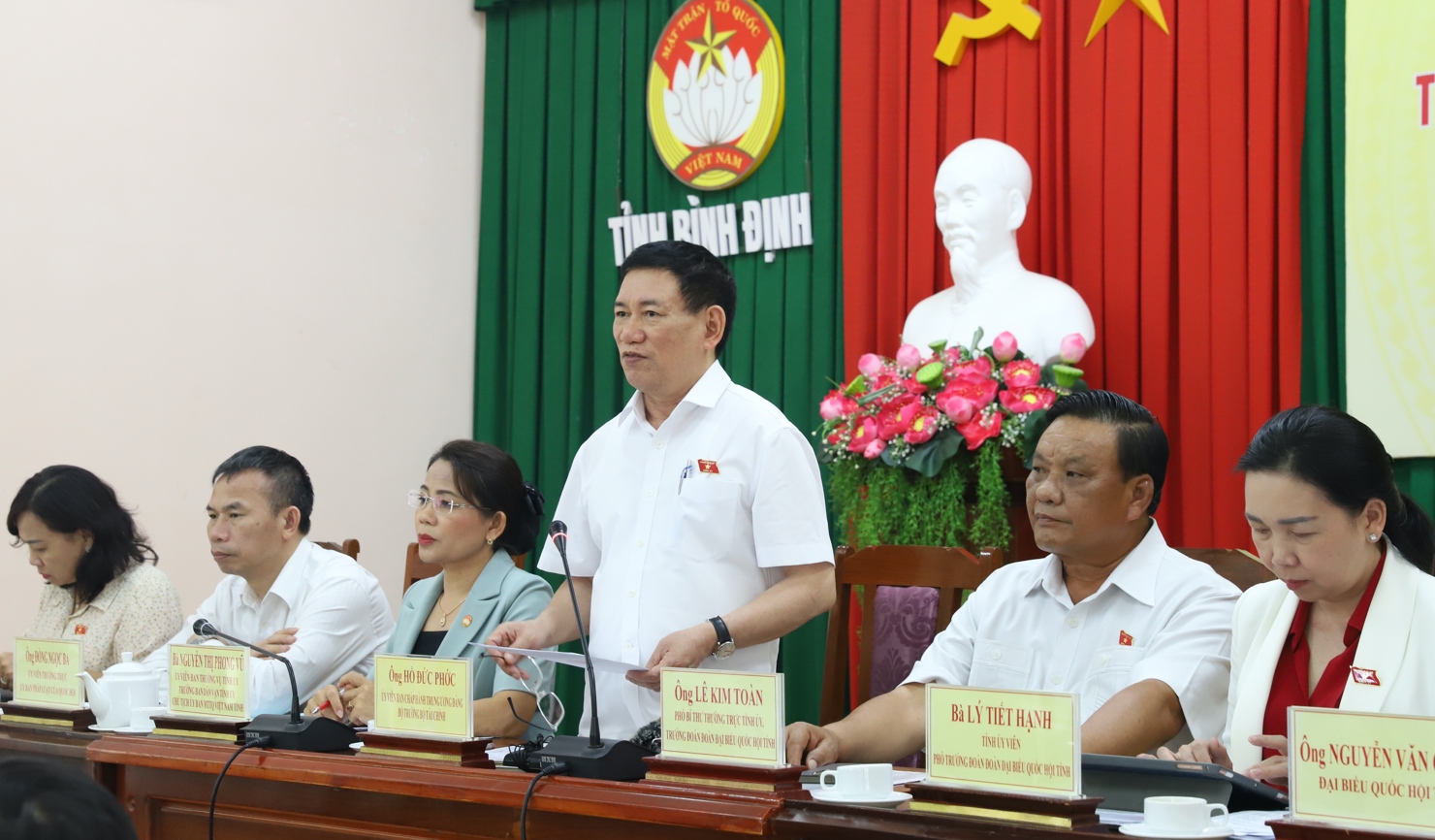  Bộ trưởng Bộ Tài chính Hồ Đức Phớc trả lời kiến nghị của cử tri tại Hội nghị. Ảnh: Thuỳ Linh.