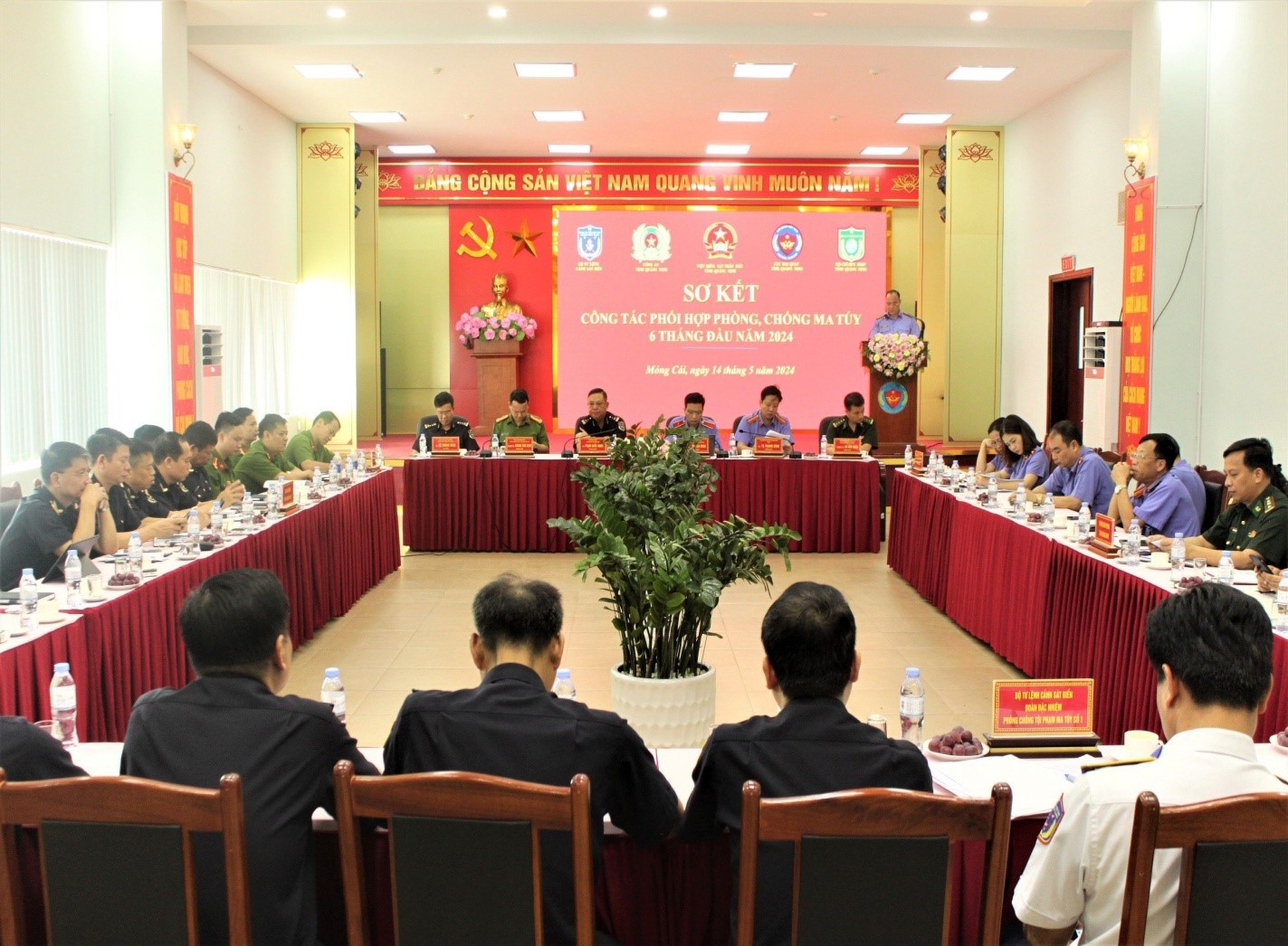 Toàn cảnh hội nghị.