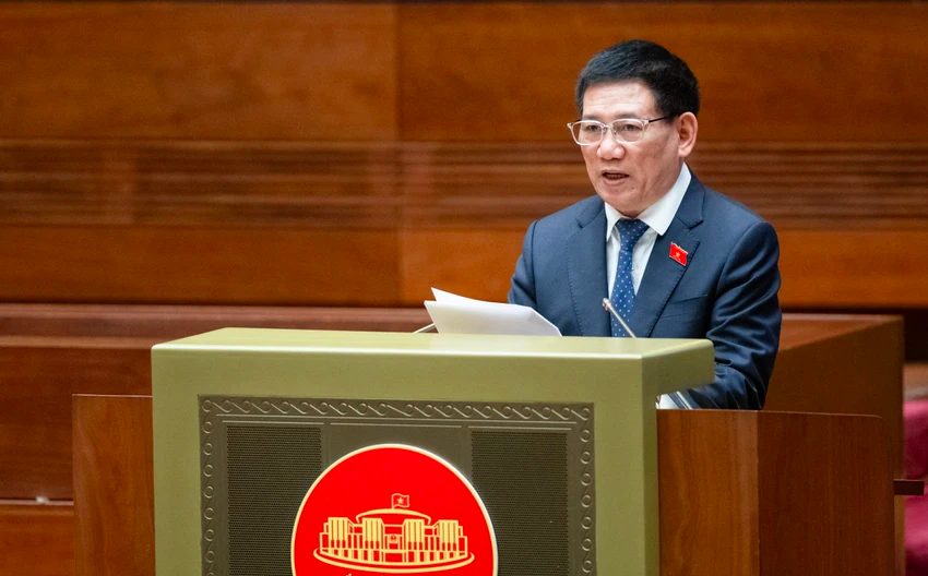Bộ trưởng Bộ Tài chính Hồ Đức Phớc báo cáo tại phiên họp.