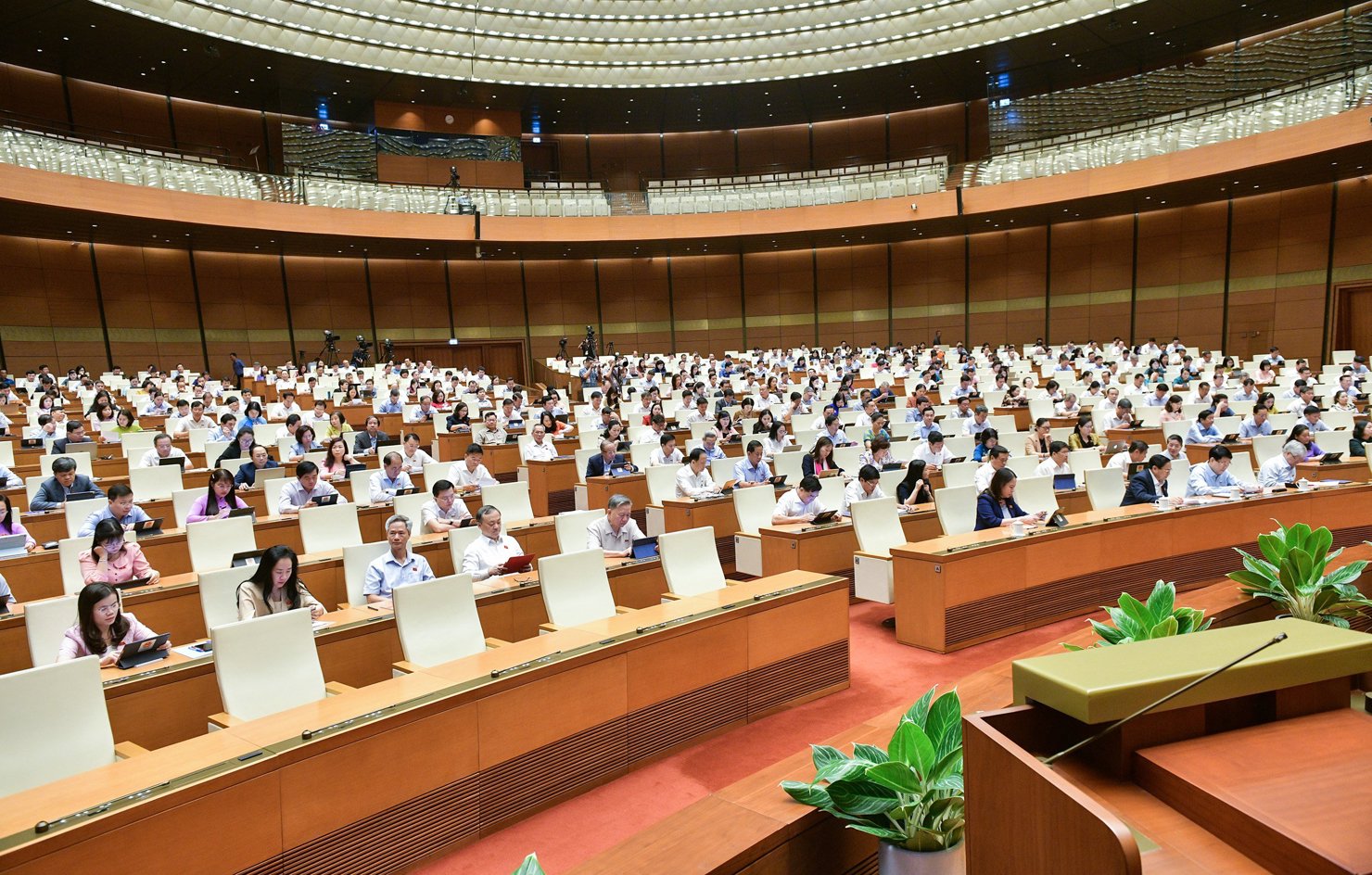 Các đại biểu dự phiên họp sáng 21/5.