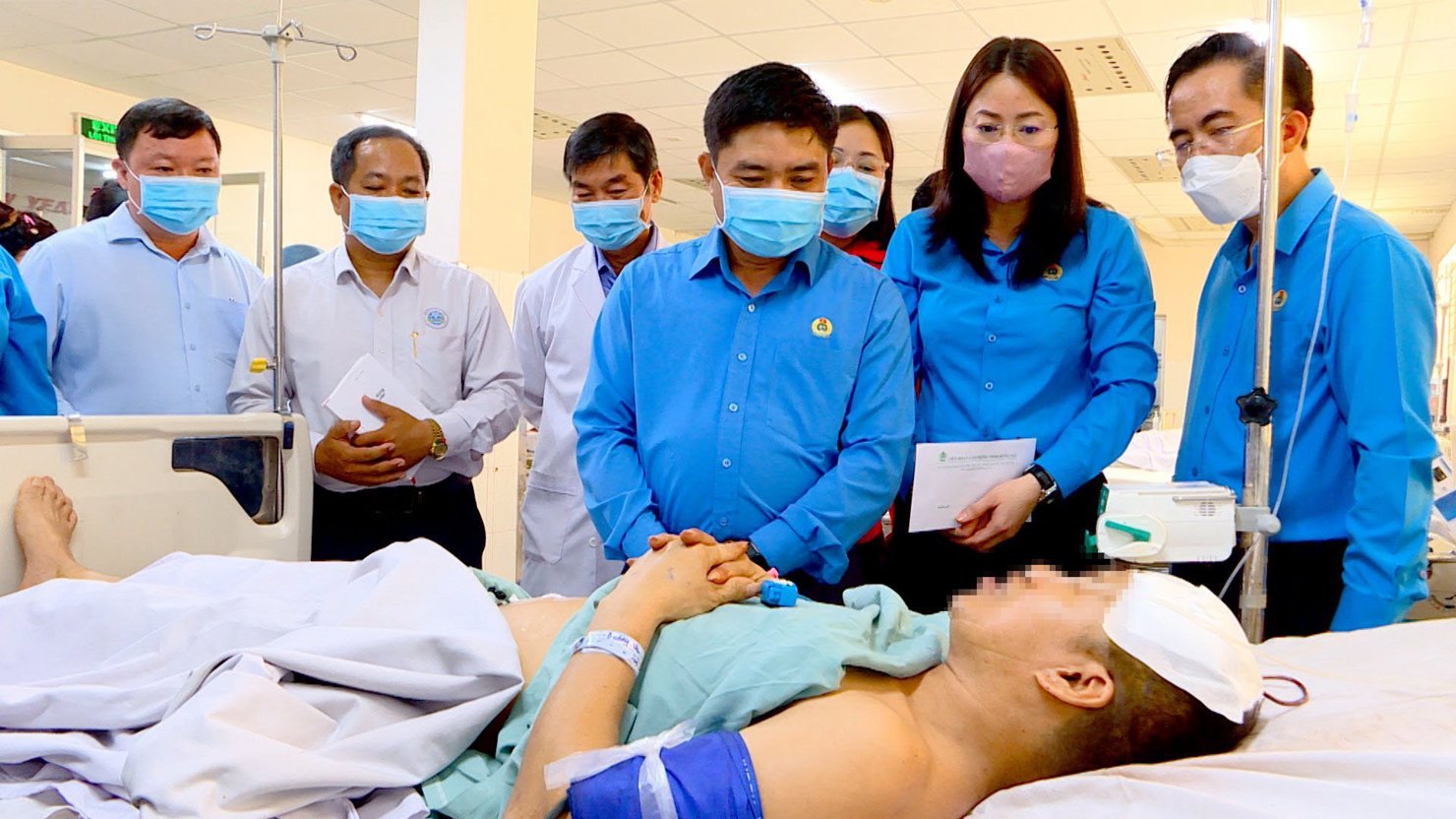 Giám đốc BHXH huyện Vĩnh Cửu cùng Đoàn công tác tới thăm hỏi, hỗ trợ các nạn nhân trong vụ nổ lò hơi tại tỉnh Đồng Nai xảy ra ngày 01/5/2024.