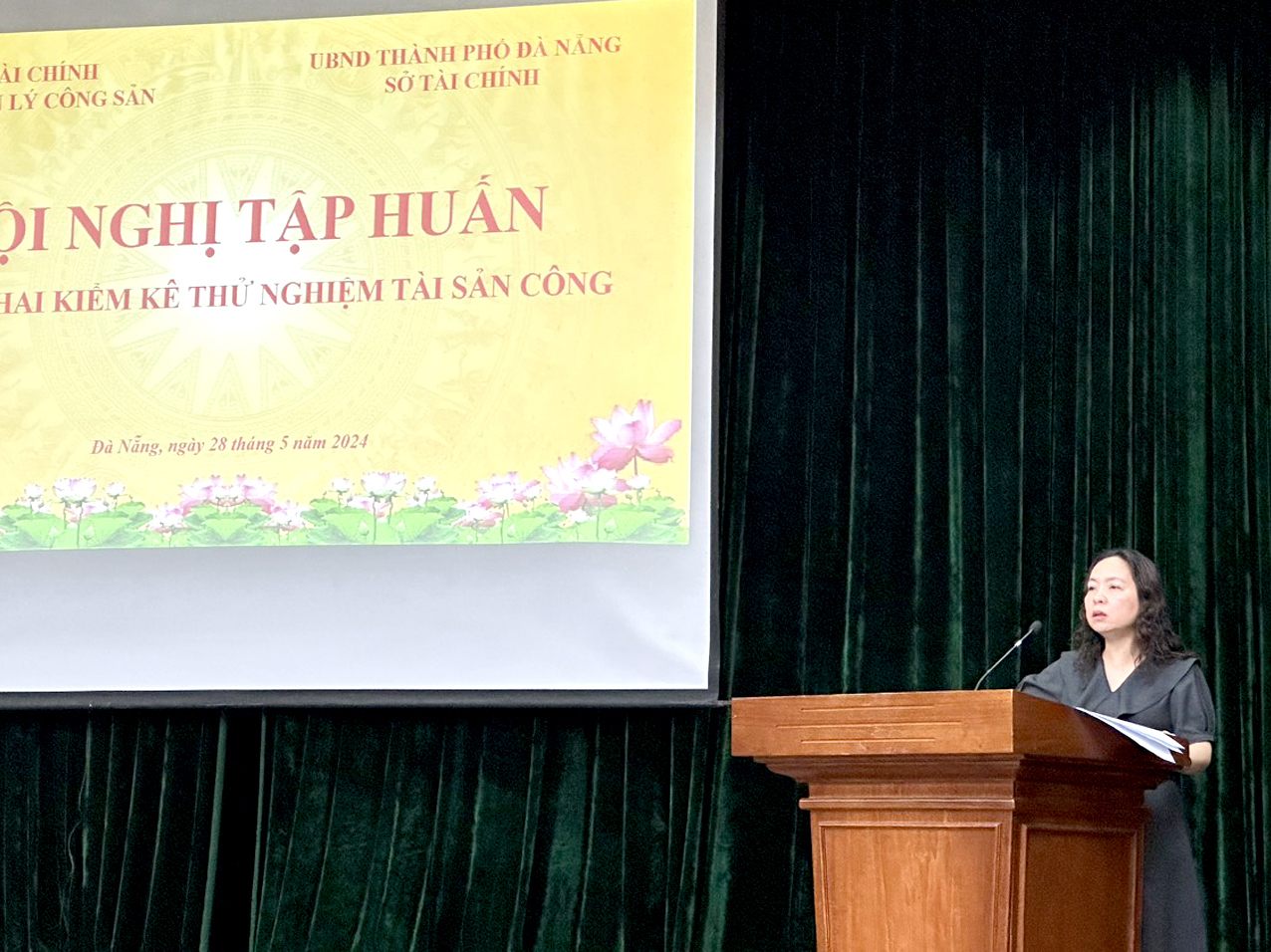 Bà Trần Diệu An - Phó Cục trưởng Cục Quản lý công sản phát biểu tại hội nghị