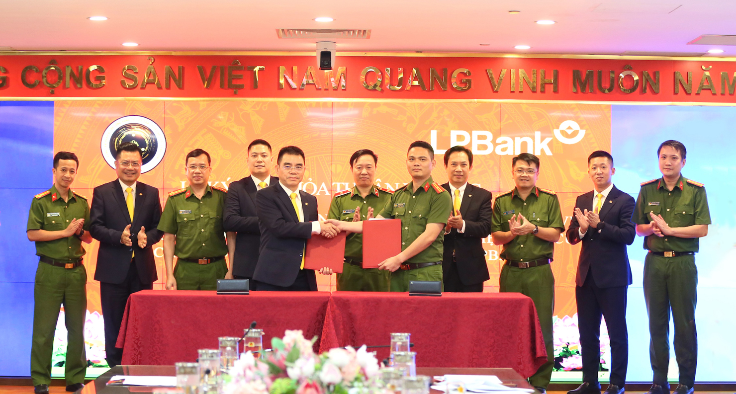 Giám đốc Trung tâm RAR - Thiếu tá Trần Duy Hiển (bên phải) và Phó Chủ tịch HĐQT kiêm Tổng giám đốc LPBank Hồ Nam Tiến (bên trái) cùng lãnh đạo hai Bên thực hiện ký kết thoả thuận hợp tác
