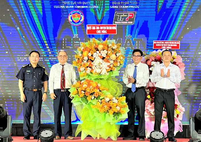 Lãnh đạo tỉnh Bình Dương tặng hoa chúc mừng Cục Hải quan Bình Dương và Cảng Thạnh Phước